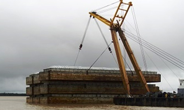 Destrincado de barcazas y taller naval